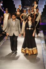 Madhuri Dixit walks the ramp for PC Jeweller Show at IIJW Day 5 Grand Finale on 23rd Aug 2012 (7).JPG